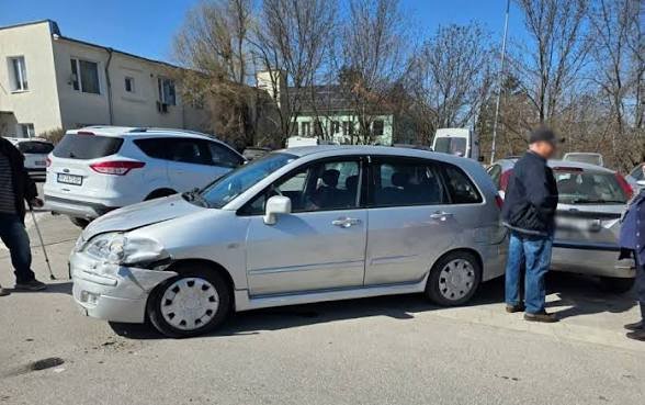 86-годишен шофьор обърка скоростите и помете 6 коли на паркинга на Кауфланд в Разград