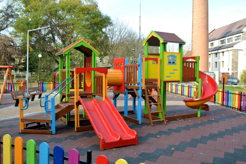 Опасната грешка на детските площадки: под краката на децата често липсва най-важното