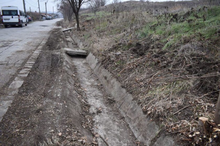 Стартира почистване на каналите в централната част на Разград