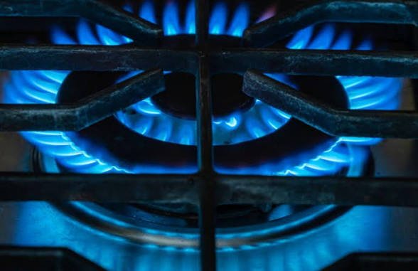 Газът в Европа скочи с до 35%: TTF удари 74 евро след атаки по ключов LNG хъб