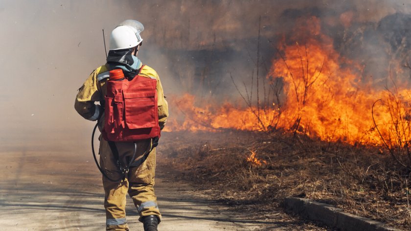 Пожар удари стопански двор край Раковски: изгоря част от покрива, търси се причината