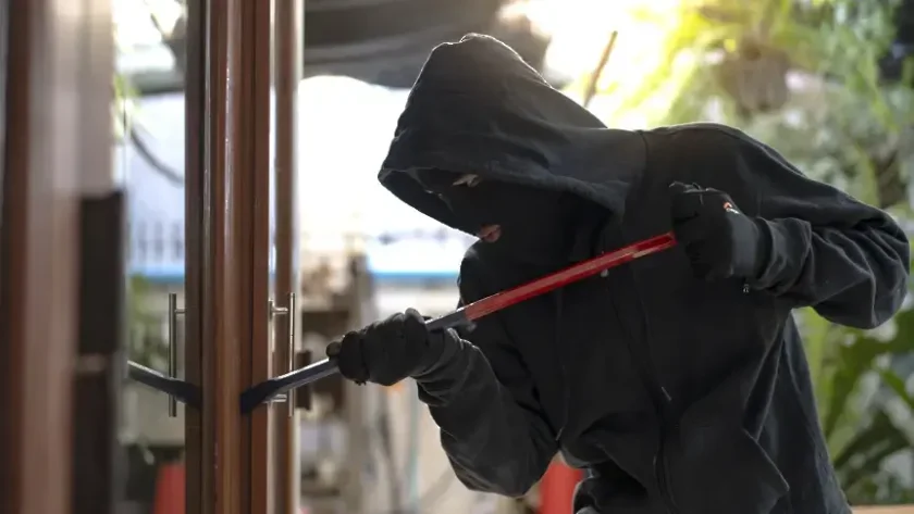 Полицията в Разград арестува мъж за кражба на електроника от дом