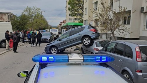 Автобус в Хасково помете три коли, в Шумен &bdquo;Ауди&ldquo; падна в подлез: трима ранени