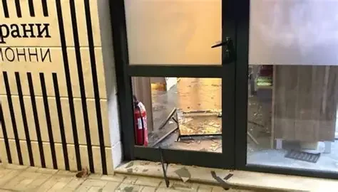 Разбиха магазин в центъра на Разград: витрината е строшена, изчезнаха бижута