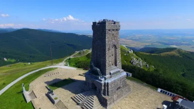 Двама деветокласници от Исперих изкачиха връх Шипка с велосипеди и получиха грамоти