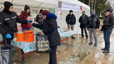 Мотористи раздадоха топла храна в Разград: &bdquo;Помощ на две колела&ldquo; стигна до над 60 души