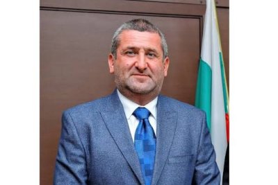 Кметът на Исперих поднесе цветя за 8 март: поздрав към жените в общинските институции