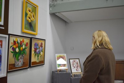 &bdquo;Нежност в цвят&ldquo;: 60+ творби на разградски художнички превзеха библиотеката преди 8 март