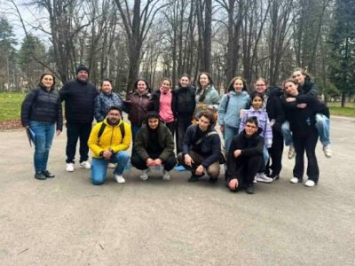 Денят на щастието в Разград: Младежи &bdquo;атакуваха&ldquo; парка с писма и флашмоб