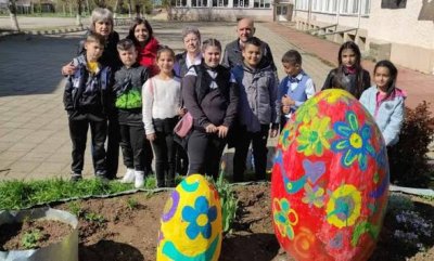 С песен, вяра и цветя: ученици от Юпер и Кубрат съживиха Лазаровден и Великден в общ празник