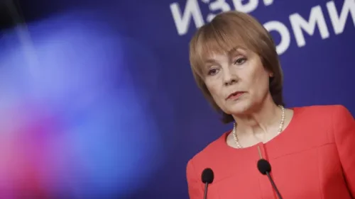 ЦИК предупреждава: опашки в чужбина и нови бюлетини в два района дни преди вота