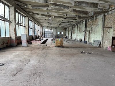 Разбиха склад в бивше военно поделение в Разград: откраднаха крикове, мотори и техника